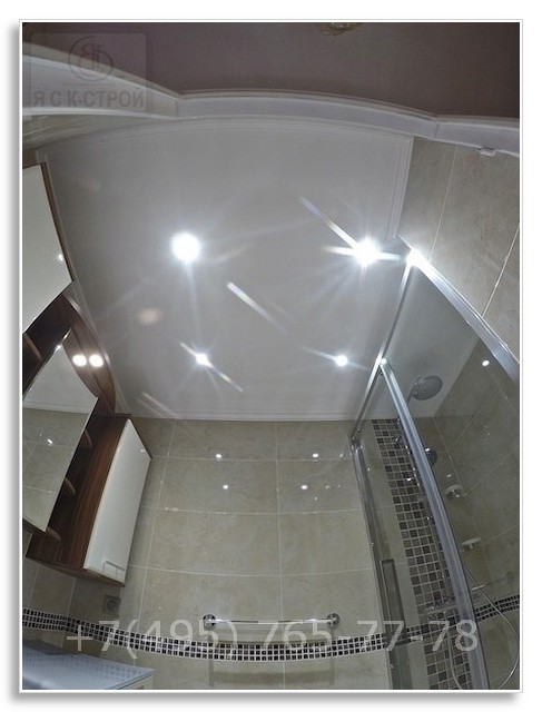 Выполнили на этом фото качественный потолок при заказе ремонт ванной и туалета