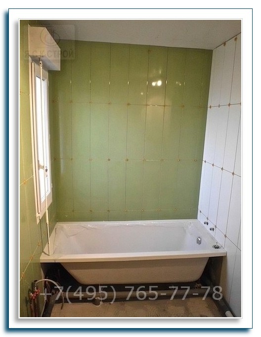 Ремонт санузла - на фото работы по укладки плитки на ванную