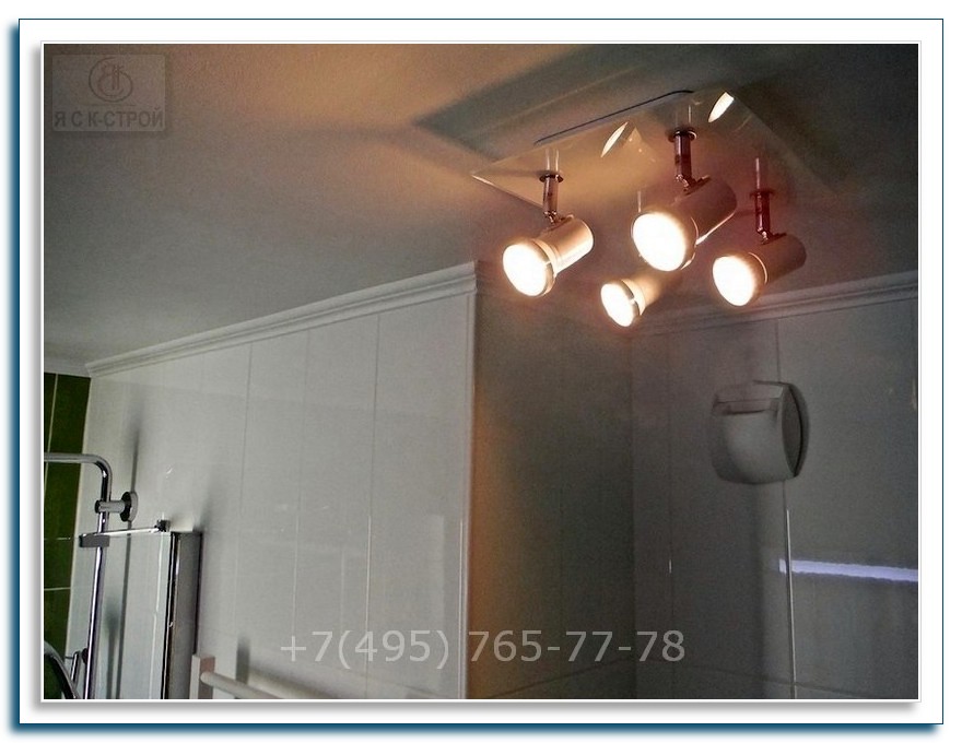 Ремонт санузла - на фото освещение потолка