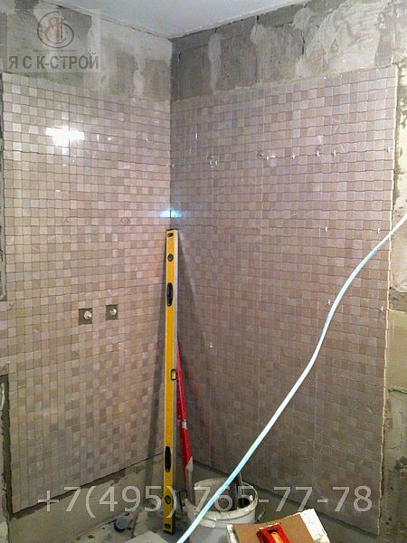 Монтаж мозаики на стену в душ кабине ЯСК СТРОЙ