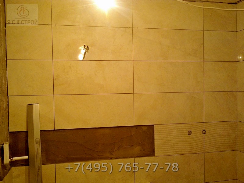 Выложили плитку на стену в ванной комнате