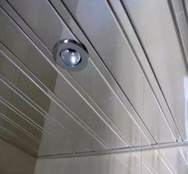 Монтаж реечного потолка в туалете цена от 850 рублей