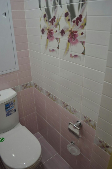 фриз и панно на стене в туалете после ремонта