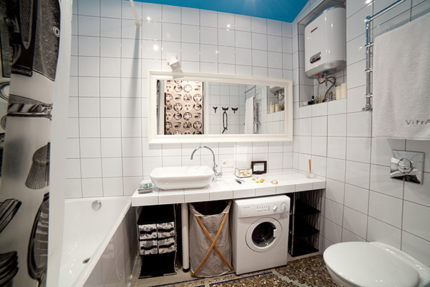 НА фото показана ванная комната, простенькая с минимальным вложением