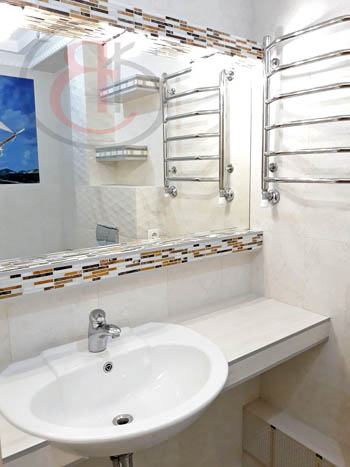 Фото картинки: Маленькая ванная комната со сложными элементами геометрии отделки