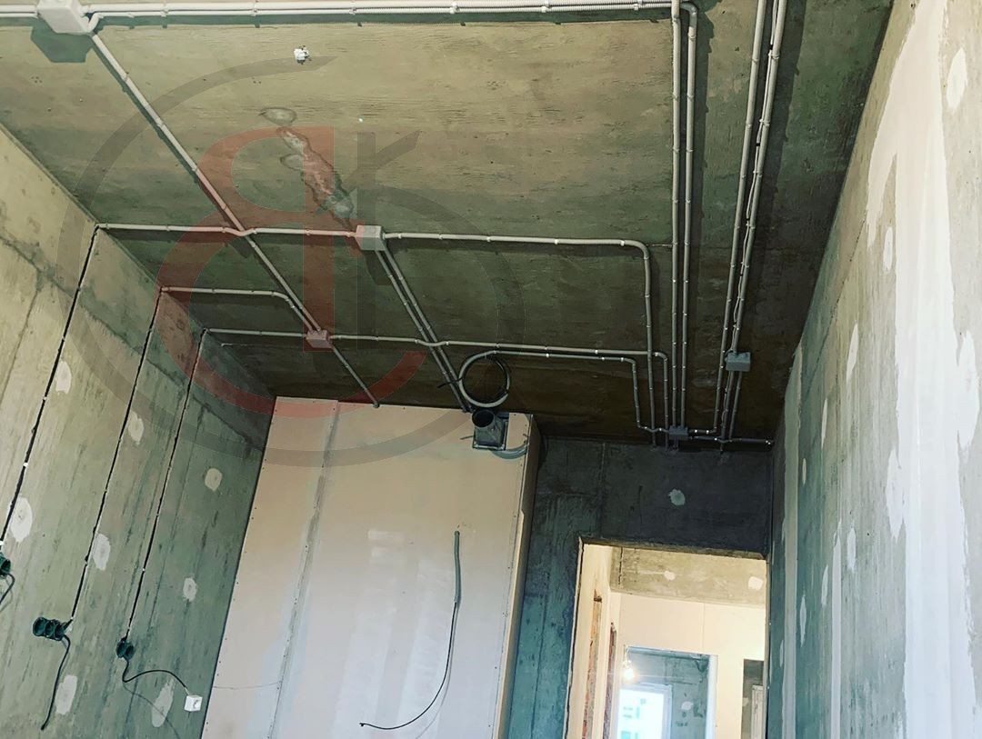 Обзор: черновая разводка электрики по потолку в 1-комнатной квартире,  (3)
